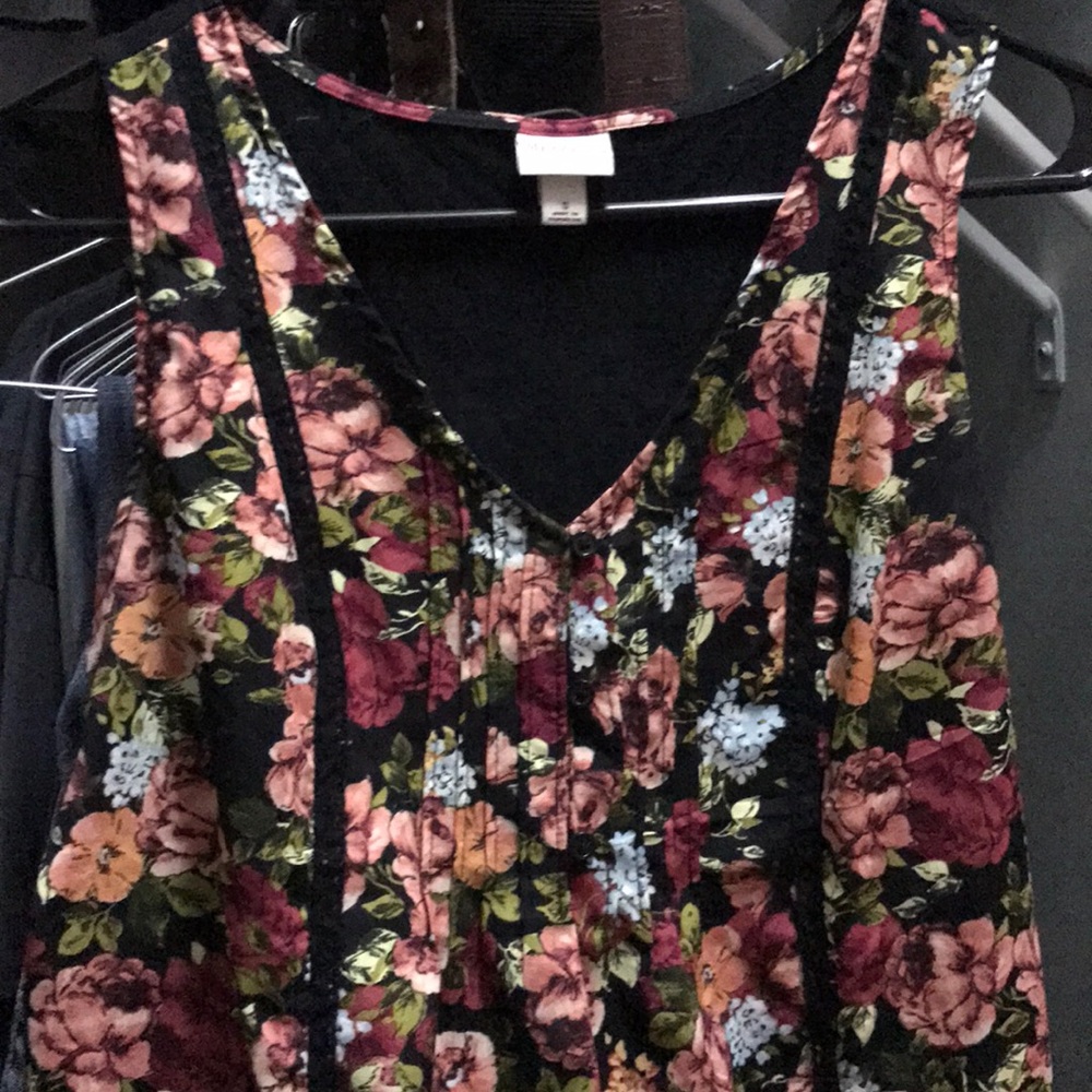 Floral sleeveless blouse